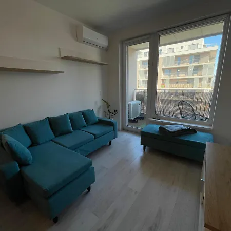 Modern And Quiet With Air Conditioning And Private Parking Apartment