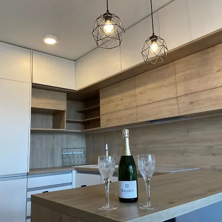 Modern And Quiet With Air Conditioning And Private Parking