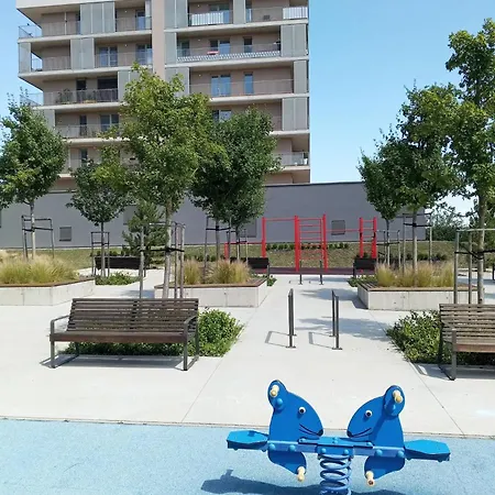 Modern And Quiet With Air Conditioning And Private Parking Apartment