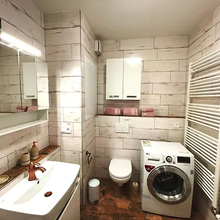 Designer Apt Near Old Town With Ac, Private Parking, Loggia *