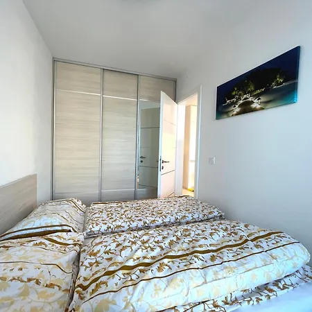 Designer Apt Near Old Town With Ac, Private Parking, Loggia *