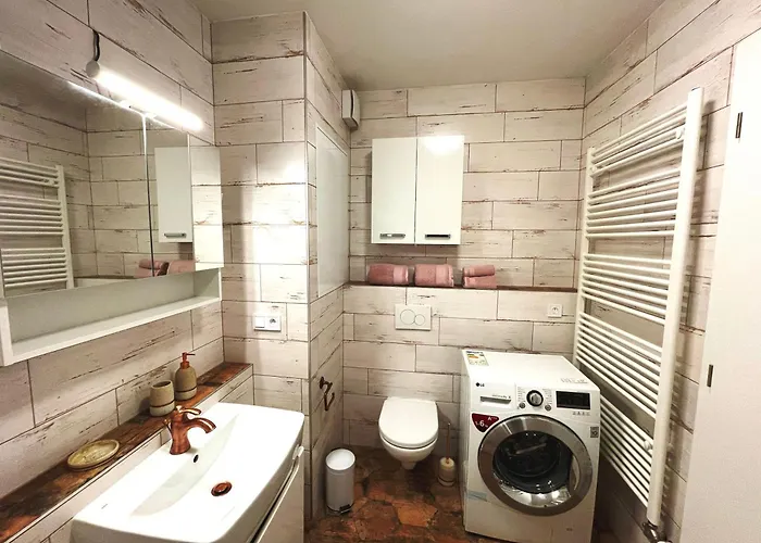 Designer Apt Near Old Town With Ac, Private Parking, Loggia *