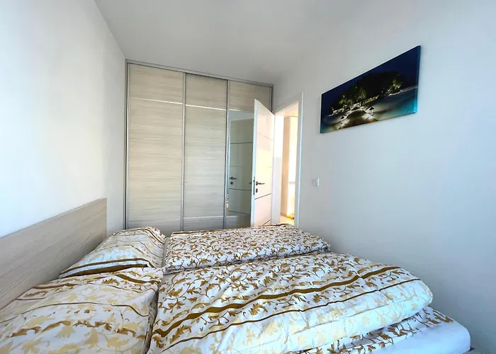 Designer Apt Near Old Town With Ac, Private Parking, Loggia *